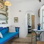 Traditional Hora House Daire
