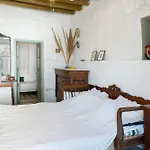 Traditional Hora House Daire